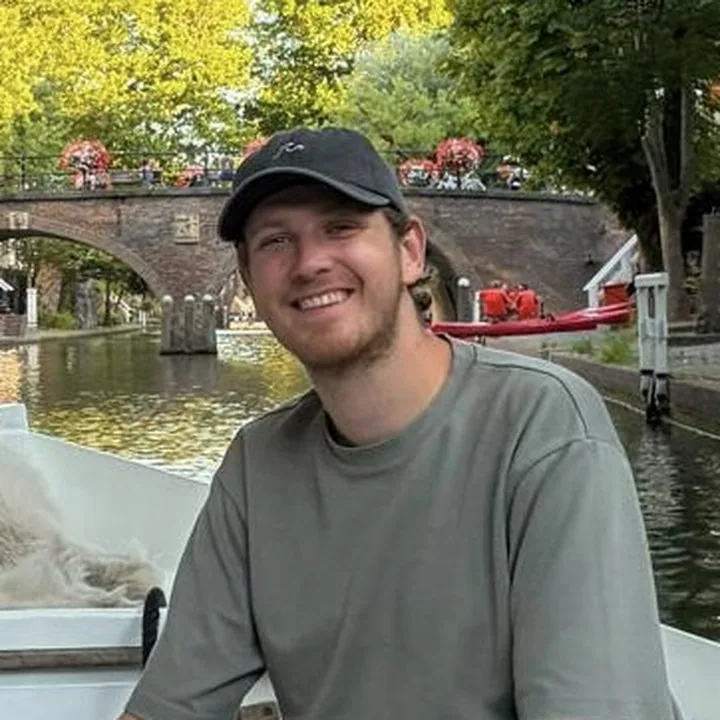Milan op een boot in Utrecht, met een brug op de achtergrond