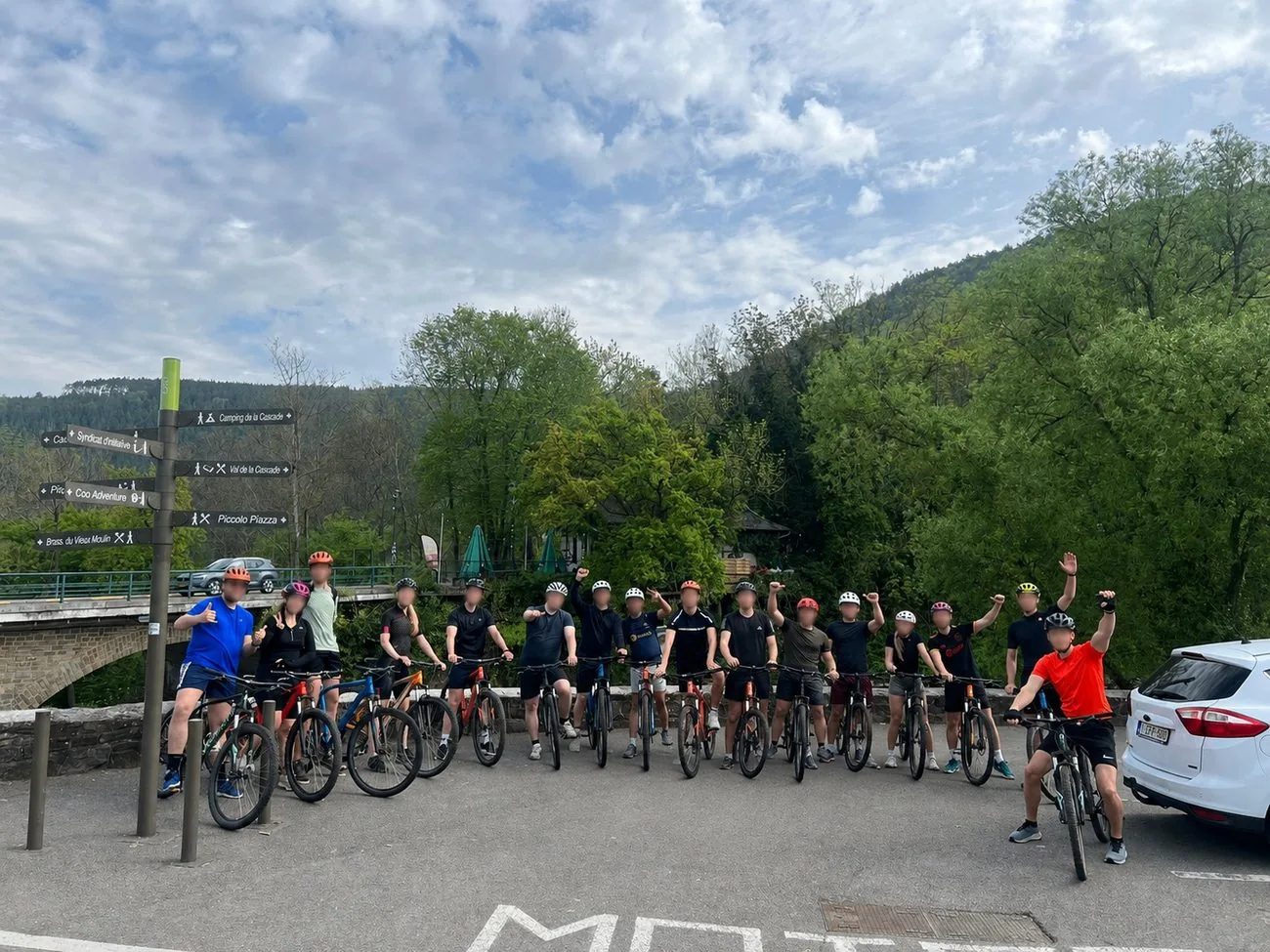 De vriendengroep op de mountainbiketocht