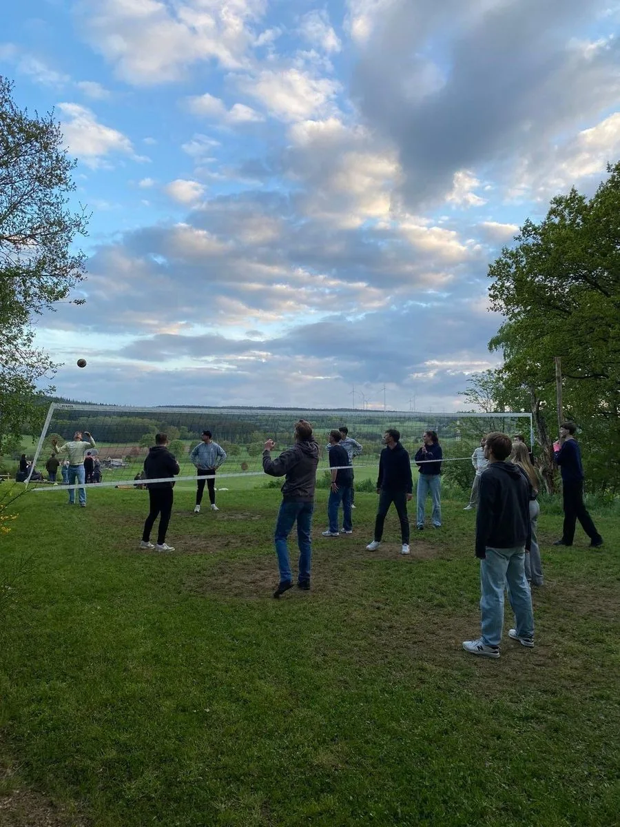 Volleybal in de wei bij zonsondergang