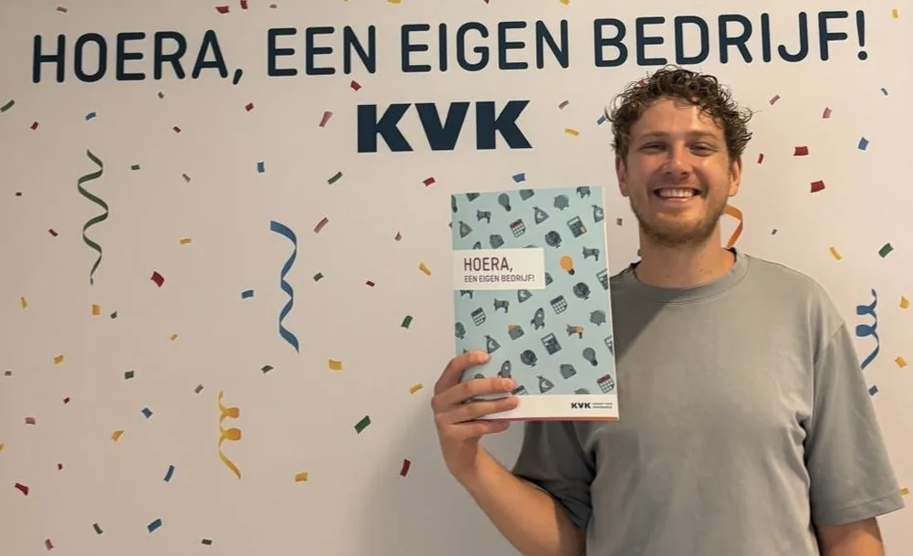 Milan met het startpakket van de KvK